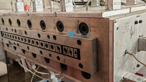 Usine de production et d'extrusion haute puissance à double vis <span class=keywords><strong>pour</strong></span> <span class=keywords><strong>profil</strong></span>és de construction CPVC, <span class=keywords><strong>PVC</strong></span>, WPC, seuils, poteaux de clôture, bobines et tapis - Product Image 3