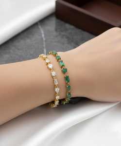 SARVOTTAM BR-006 Pulsera de Oro de 14 Quilates con Diamantes y Esmeraldas de Diferentes Formas para Mujer - Product Image 1