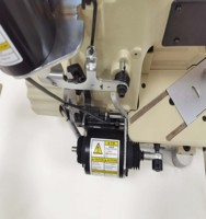 Machine à coudre industrielle à pied marcheur à grande vitesse à triple aiguille pour l'ourlet des t-shirts, dispositif de coupe pour sous-vêtements masculins RN9300-TQ