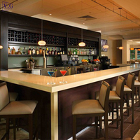 Comptoir de bar moderne personnalisé en pierre de surface solide avec étagère à vin pour la décoration intérieure
