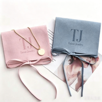 Pochette à bijoux en velours avec logo personnalisé en relief, fermeture à rabat et ruban, emballage cadeau pour collier et boucles d'oreilles