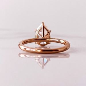 Anillos de Compromiso de Oro Blanco Sólido de 14K con Moissanita de Corte Pera de 2 Quilates y Engaste de 5 Puntas de Diseño Simple - Product Image 4