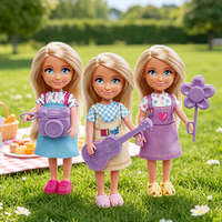 Poupée réaliste de 5 pouces avec tenues et accessoires tendance, jouet de jeu d'imitation pour enfants avec guitare, appareil photo et fleur pour filles
