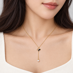 สร้อยคอผีเสื้อสแตนเลสสตีลชุบทอง 14K แบบสุญญากาศเคลือบสีดำพร้อมจี้มุกเทียม - Product Image 5