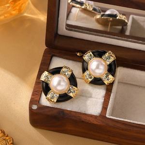 Boucles d'oreilles clous géométriques en argent, style palais de niche, luxe léger, accessoires vintage haut de gamme - Product Image 1