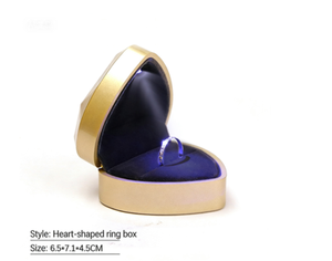 Caja de joyería de terciopelo con cierre de bisagra en forma de corazón personalizada de Pink Factory, con cinta, adecuada para anillos y collares. - Product Image 3