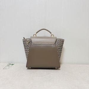 Sac à main élégant pour femme en cuir PU, style classique à rabat, motif ajouré, fermeture à cadenas, bandoulière amovible, grande capacité, design de créateur - Product Image 4