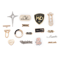 JinYi Usine Directement OEM ODM Logo de Marque Gravé en Relief Conception Alliage de Zinc Nom Placage Étiquette Métallique Personnalisée pour Vêtements