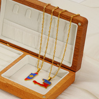 Collier Pendentif Femme en Acier Inoxydable Plaqué Or 18K avec Chaîne en Bambou et Carte Nationale Émaillée, Style Créatif et Tendance, Vente en Gros