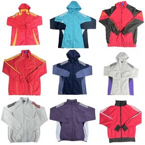 Maßgeschneiderte Team-Windbreaker-Trainingsanzüge 100% Polyester Wasserdichte Sportbekleidung Uniformen mit Wärmeübertragungsdruck Großbestellungen für - Product Image 1