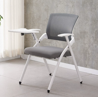 Chaise de formation pliable avec dossier en maille, tablette d'écriture intégrée, siège rembourré et structure en acier, idéale pour les salles de conférence, les salles de classe, les séminaires et les bureaux.