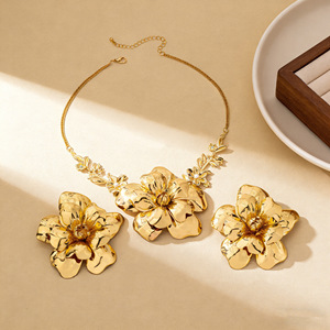 Collar de Clavícula con Dije de Flor y Perlas de Agua Dulce Chapado en Oro de Lujo para Mujer, Ideal para Aniversario de Bodas, de Alta Gama y Resistente a la Decoloración - Product Image 3