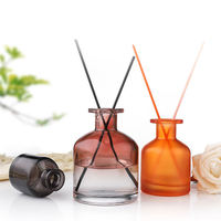 Ensemble diffuseur de roseaux d'aromathérapie de luxe bouteille en verre vide sérigraphiée avec bouchon à vis pour cadeau ou usage domestique