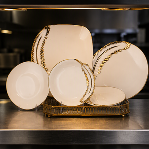 <span class=keywords><strong>Service</strong></span> de vaisselle de luxe en céramique et <span class=keywords><strong>porcelaine</strong></span> arabe, motif plumes en relief, bord doré, pour 7 à 9 personnes, style européen - Product Image 1