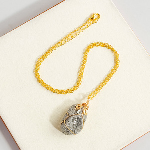 Conjunto <span class=keywords><strong>de</strong></span> Collar, <span class=keywords><strong>Pulsera</strong></span> y Anillo <span class=keywords><strong>de</strong></span> Pirita Natural, Joyería <span class=keywords><strong>de</strong></span> Cristal Curativa Envuelta en Alambre Dorado, Joyería <span class=keywords><strong>de</strong></span> Cristal Natural - Product Image 3