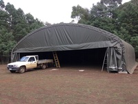 Tente portable préfabriquée en acier GS pour hangar d'avion Tissu PVC Bâtiment de stockage extérieur Conception de mur en arc pour un rangement mural facile