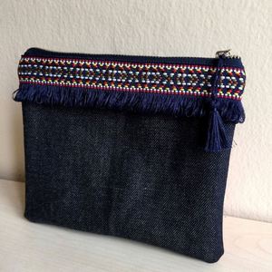 Sac cosmétique en jean personnalisé grande capacité, écologique, avec pompon bohème, pochette zippée, organiseur de maquillage portable et durable pour le voyage - Product Image 1