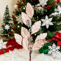 Weihnachtliche Blumenverzierungen für Geschenkverpackungen und Kartenherstellung