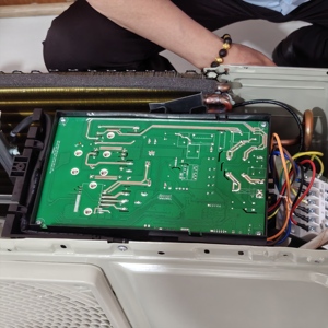 Mini aire acondicionado solar dividido inteligente R32, acondicionador de energía híbrido de frecuencia Variable para uso doméstico - Product Image 2