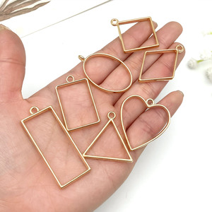 DIY Schmuckzubehör Rahmen-Anhänger Geometrisch Liebe Rund Fünfzackiger Stern Hohlbodenhalterung AB-Kleber Kreuz-B - Product Image 2