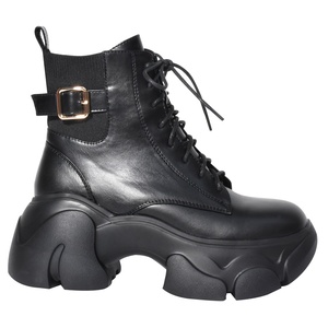 Bottines à plateforme imperméables noires avec semelle en cuir et semelle à crampons - Product Image 1