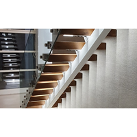 Escalier à monopoutre de style industriel, finition acier noir, marches en métal perforé, escalier intérieur commercial pour loft