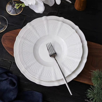 Élégante Assiette Rectangulaire en Porcelaine Blanche Gaufrée à Bordure Dentelle, Vaisselle en Céramique pour Salades et Plats Ovales, Idéale pour Fêtes et Mariages