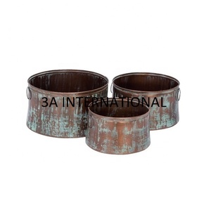 Ensemble de trois jardinières en métal fini antique au design unique pour une décoration unique, une qualité durable. - Product Image 1
