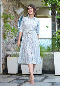 Robe d'été décontractée pour femme, coupe trapèze, longueur genou, en coton et lin teint en pièce, imprimé floral blanc et bleu, boutonnée, manches 3/4 - Product Image 3