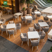 Meubles de salle à manger d'extérieur commerciaux, chaise en aluminium blanc avec corde tressée à la main, table avec plateau en marbre pour centre commercial, restaurant, café, terrasse