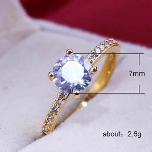 Anello con Cristallo Rotondo a Quattro Punte per Donne, Tono Dorato con Dettagli Pavé, Elegante Accessorio per Uso Quotidiano - Product Image 5