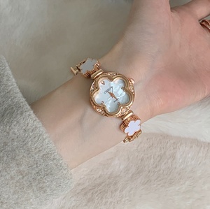 นาฬิกาแฟชั่นผู้หญิงสไตล์ใหม่ ประดับเพทายสีชมพู ดีไซน์ใบโคลเวอร์สี่แฉก สีโรสโกลด์ สายปรับได้ หรูหรา เหมาะเป็นของขวัญสำหรับผู้หญิง - Product Image 6