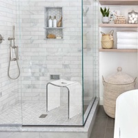 Banc de douche moderne avec siège incurvé et trou de drainage, tabouret de douche pour l'intérieur de la douche avec pieds antidérapants