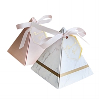 Boîte cadeau de cadeau de mariage en forme de pyramide recyclable boîte d'emballage triangulaire en papier d'art d'impression à l'encre de soja personnalisée