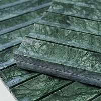 Carreaux de mosaïque rainurés en marbre naturel, en forme de bande longue et en arc, pour murs de fond de salle de bain modernes, idéaux pour hôtels et villas