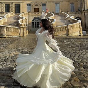 فساتين سهرة نسائية طويلة عالية الجودة وأنيقة بياقة مربعة بيضاء مزينة بالدانتيل وأكمام منتفخة وتصميم كورسيه مع كشكشة متدرجة - Product Image 3