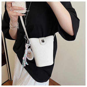 Bolso pequeño de estilo coreano, bolso cruzado de hombro Simple mínimo de verano 2025 para mujer, bolso de cubo de grano de lichi para teléfono móvil - Product Image 5