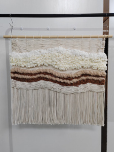 Grande Arazzo da Parete Macramè Moderno in Fibra Intrecciata a Mano Stile Boho, Design Artistico Personalizzato per Arredamento di Lusso - Product Image 6