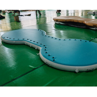 Terrain de pickleball gonflable portable flottant sur l'eau avec filet pour jeux aquatiques en plein air