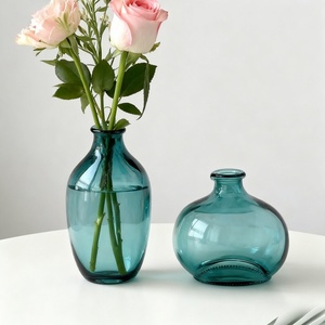 Vaso in Vetro Blu Chiaro di Lusso da Tavolo, Vaso a Bocca Stretta Colorato per Fiori Secchi e Decorazioni Domestiche - Product Image 5