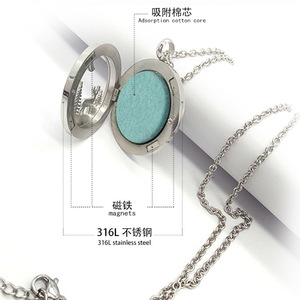 Difusor de Aceite Esencial de Rosa con Colgante |   Collar con Medallón de Aromaterapia de Acero Inoxidable Chapado en Oro Rosa PVD |   Difusor de Aromas con Joyería - Product Image 3