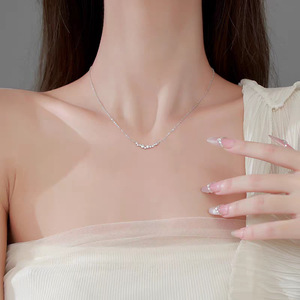 Collana girocollo con pietre scintillanti, elegante e minimalista, per donna - Product Image 2