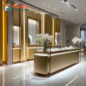 Vitrina de Vidrio para Joyería de Centro Comercial de Alta Visibilidad, Acabado Laminado, Espacio Boutique - Product Image 1