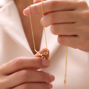 Collier minimaliste Jietao personnalisé en acier inoxydable plaqué or 18 carats, motif ciseaux, délicat, saphir, fierté lesbienne, bijoux anti-ternissement - Product Image 4