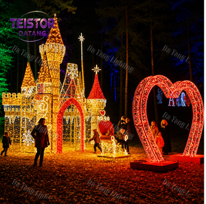 Motif de château de Noël illuminé avec structure LED pour les paysages de festivals en plein air et les parcs à thème - Product Image 2
