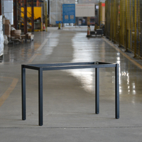 Bureau de travail moderne simple et durable avec pieds en métal, table rectangulaire pour ordinateur, pour le bureau à domicile, la salle d'étude, design ergonomique et écologique