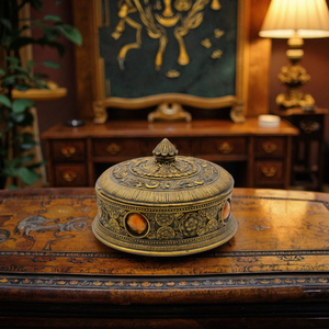 Joyero de resina dorada antigua Organizador de almacenamiento vintage ecológico con decoración floral sofisticada y tapa de diseño clásico - Product Image 4
