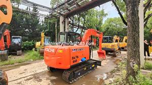 Mini-excavatrice Hitachi ZX60 d'occasion d'origine japonaise, 6 tonnes, avec moteur hydraulique sur chenilles et moteur à haut rendement. - Product Image 5