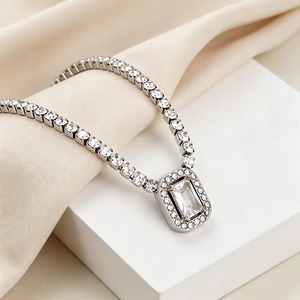 Collier pendentif en acier inoxydable pour femme, chaîne délicate avec breloque zircon en forme de cœur, design halo en cristal, cadeau de bijoux pour la Saint-Valentin - Product Image 3
