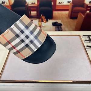 Sandales de créateur tendance en promotion – Sandales de plage noires de luxe pour l'été – Vente en gros usine acceptée – Chaussons décontractés antidérapants pour l'extérieur - Product Image 3